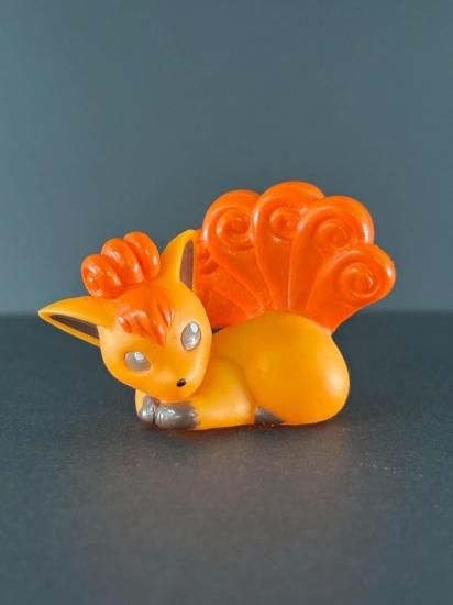 ロコン(寝そべり)(指人形)